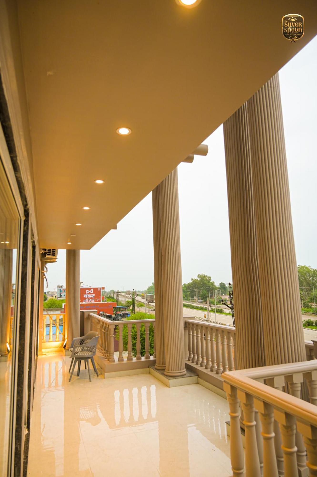 The Silver Spoon Hotel & Restaurant Būndi 外观 照片